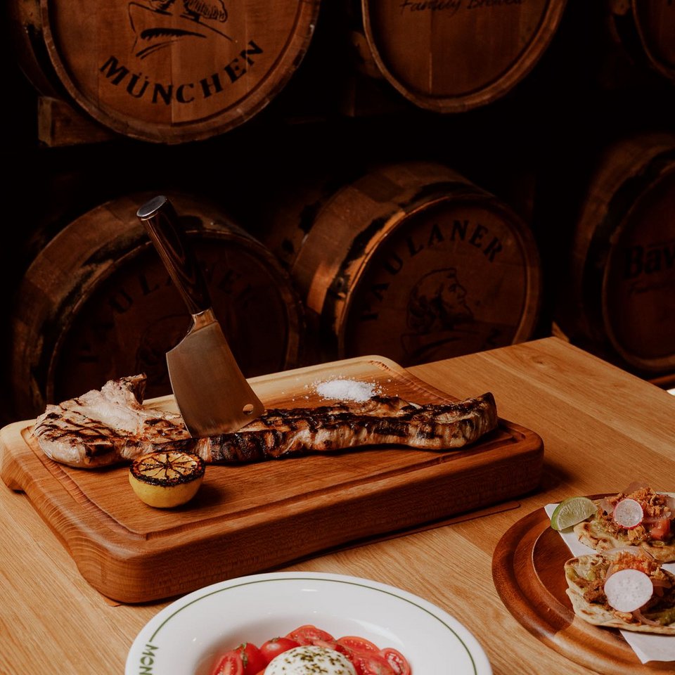 Η χοιρινή Tomahawk / Φωτογραφία: monk.gastrobar/Instagram