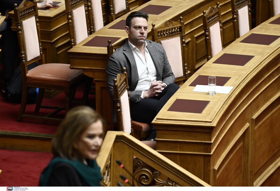 Ο Στέφανος Κασσελάκης παρακολουθεί την ομιλία της Ντόρας Μπακογιάννη -Φωτογραφία: Intimenews/ΖΑΧΟΣ ΓΙΩΡΓΟΣ