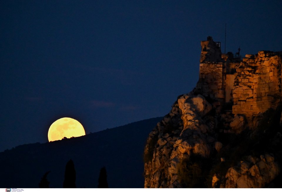 Η πανσέληνος του χιονιού πάνω από την Ακρόπολη - Φωτογραφία: Intimenews/ΧΑΛΚΙΟΠΟΥΛΟΣ ΝΙΚΟΣ