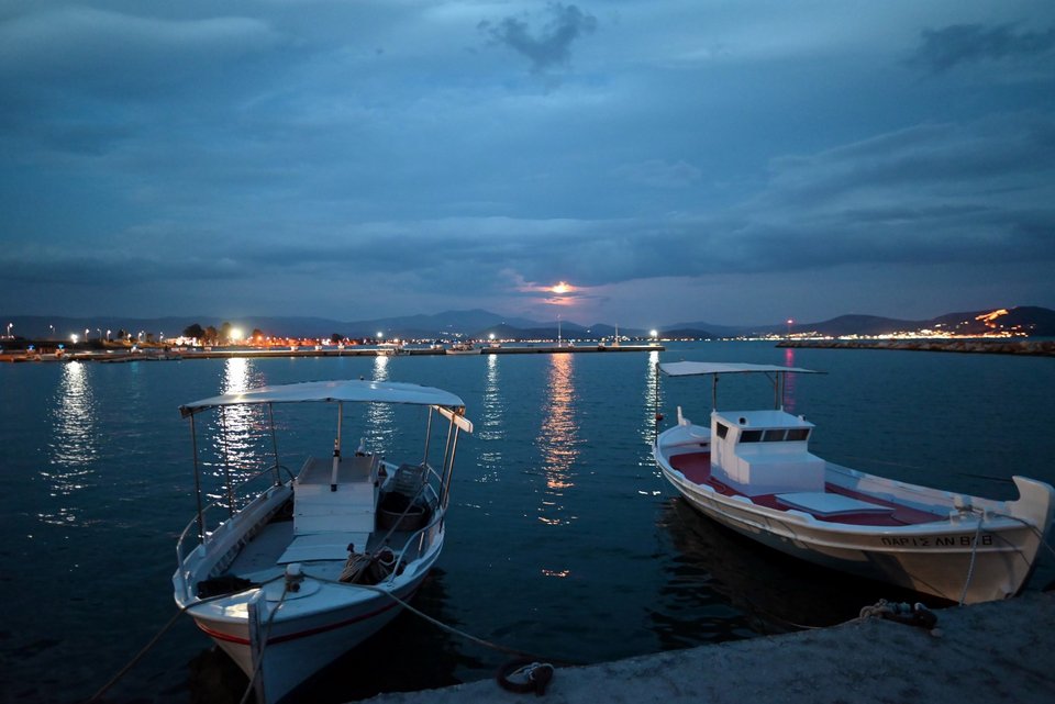 Η πανσέληνος του χιονιού πάνω από το Ναύπλιο -Φωτογραφία: ΒΑΣΙΛΗΣ ΠΑΠΑΔΟΠΟΥΛΟΣ/EUROKINISSI