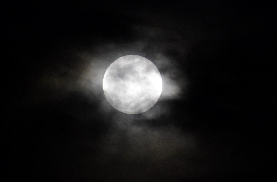 Η πανσέληνος του χιονιού πάνω από την Αργολίδα -Φωτογραφία: ΒΑΣΙΛΗΣ ΠΑΠΑΔΟΠΟΥΛΟΣ/EUROKINISSI