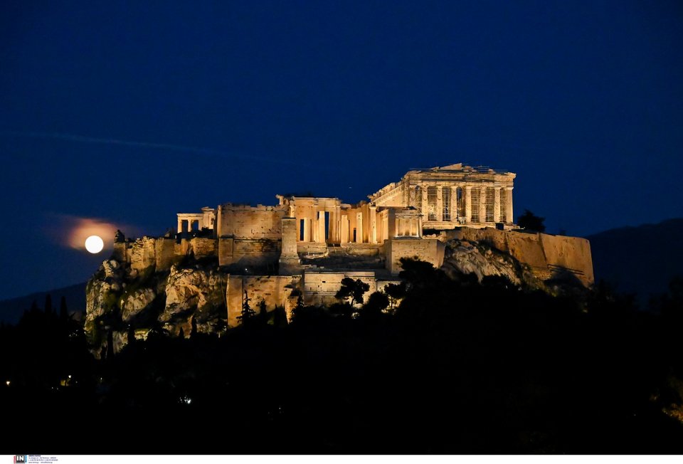 Η πανσέληνος του χιονιού πάνω από την Ακρόπολη - Φωτογραφία: Intimenews/ΧΑΛΚΙΟΠΟΥΛΟΣ ΝΙΚΟΣ