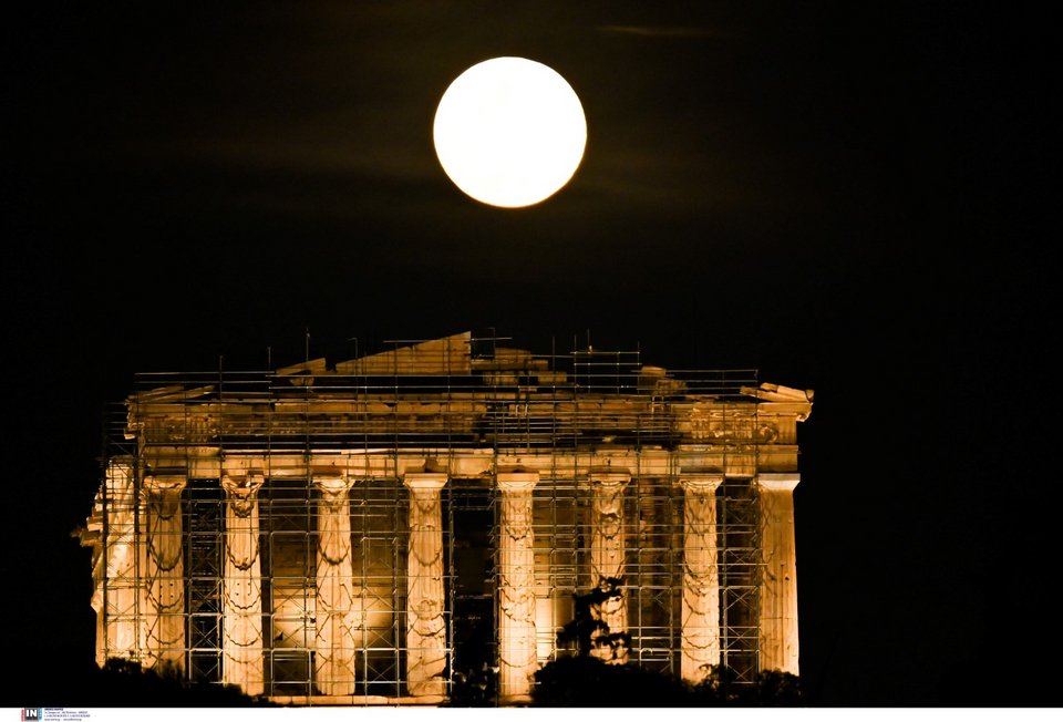 Η πανσέληνος του χιονιού πάνω από την Ακρόπολη - Φωτογραφία: Intimenews/ΧΑΛΚΙΟΠΟΥΛΟΣ ΝΙΚΟΣ