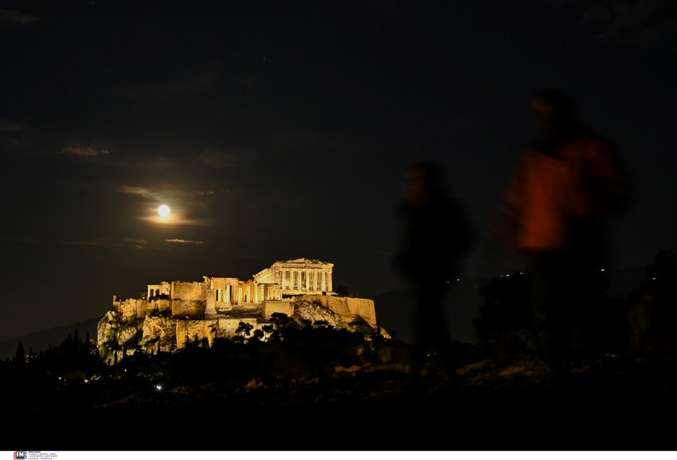 Η πανσέληνος του χιονιού πάνω από την Ακρόπολη - Φωτογραφία: Intimenews/ΧΑΛΚΙΟΠΟΥΛΟΣ ΝΙΚΟΣ