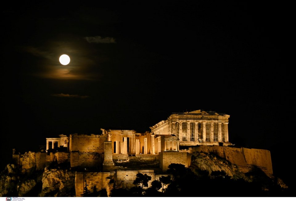 Η πανσέληνος του χιονιού πάνω από την Ακρόπολη - Φωτογραφία: Intimenews/ΧΑΛΚΙΟΠΟΥΛΟΣ ΝΙΚΟΣ