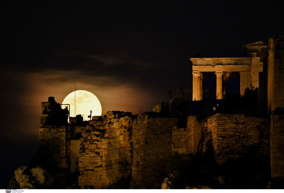 Η πανσέληνος του χιονιού πάνω από την Ακρόπολη - Φωτογραφία: Intimenews/ΧΑΛΚΙΟΠΟΥΛΟΣ ΝΙΚΟΣ
