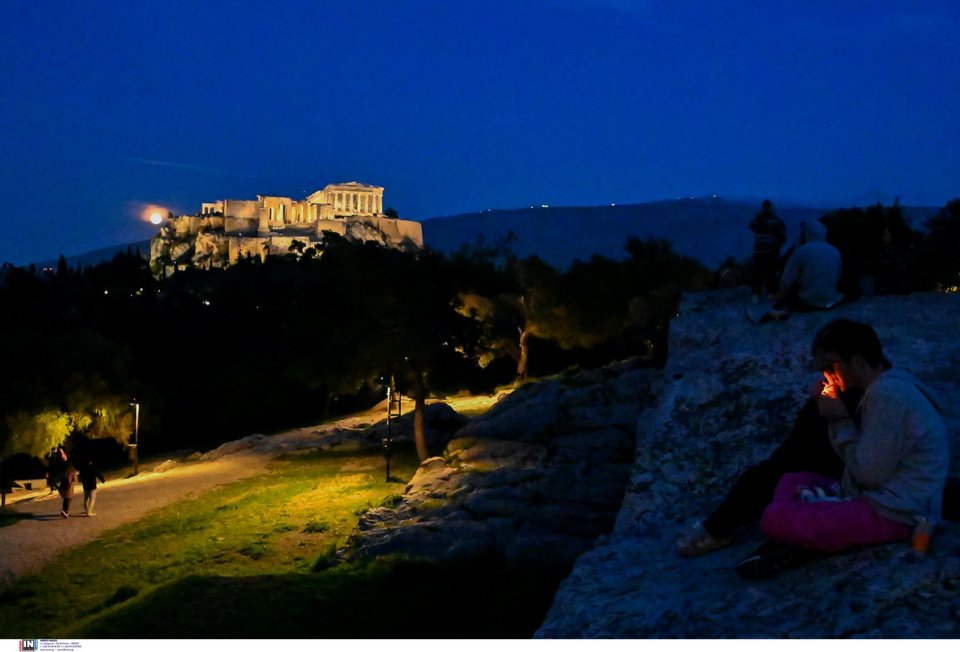 Η πανσέληνος του χιονιού πάνω από την Ακρόπολη - Φωτογραφία: Intimenews/ΧΑΛΚΙΟΠΟΥΛΟΣ ΝΙΚΟΣ