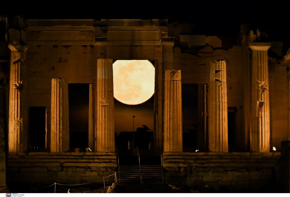 Η πανσέληνος του χιονιού πάνω από την Ακρόπολη - Φωτογραφία: Intimenews/ΧΑΛΚΙΟΠΟΥΛΟΣ ΝΙΚΟΣ