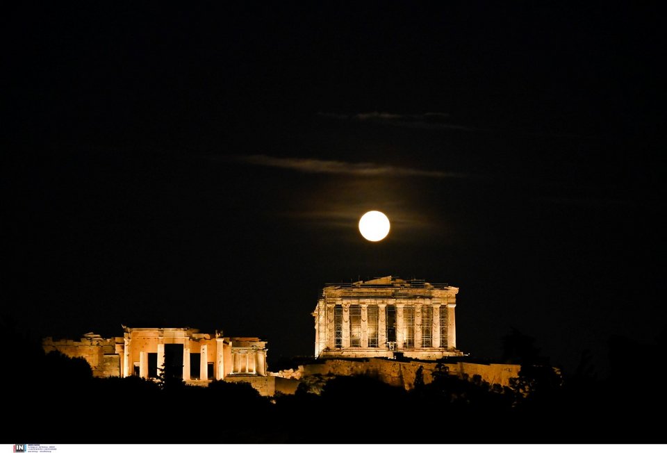 Η πανσέληνος του χιονιού πάνω από την Ακρόπολη - Φωτογραφία: Intimenews/ΧΑΛΚΙΟΠΟΥΛΟΣ ΝΙΚΟΣ