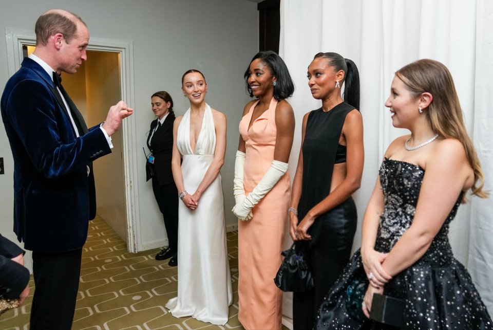 Ο πρίγκιπας Γουίλιαμ συνομιλεί με τις ηθοποιύς Φοίβη Ντίβενορ, Ayo Edebiri και Σόφι Γουάιλντ