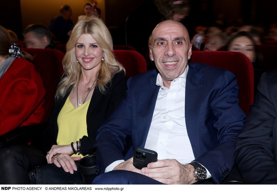 Η Έλενα Ράπτη και ο Γιάννης Μπρατάκος παρακολούθησαν την επίσημη πρεμιέρα της παράστασης «Τα τελευταία φεγγάρια»