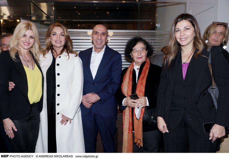 Έλενα Ράπτη, Άντζελα Γκερέκου, Γιάννης Μπρατάκος και Σοφία Ζαχαράκη πόζαραν χαμογελαστοί στον φωτογραφικό φακό