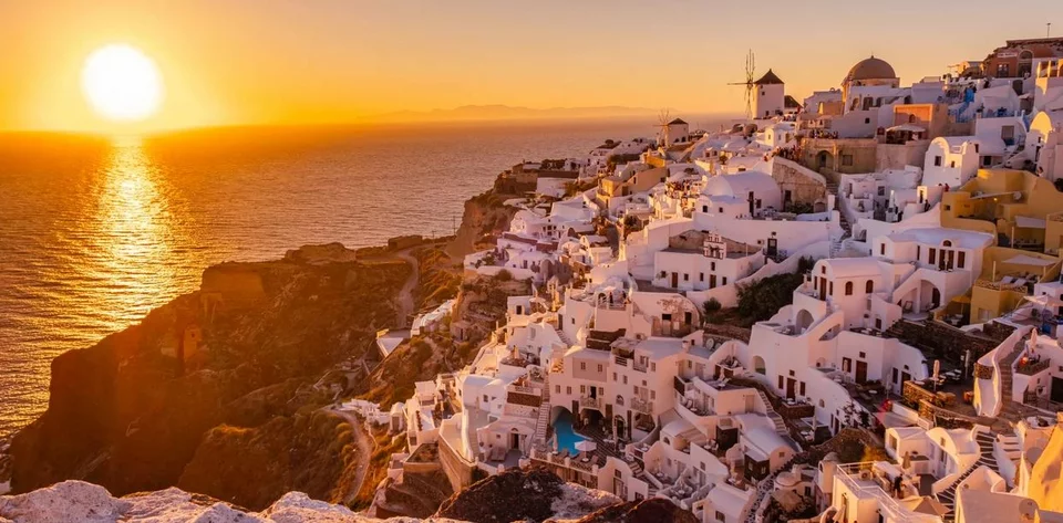 Το μαγευτικό ηλιοβασίλεμα στη Σαντορίνη / Shutterstock