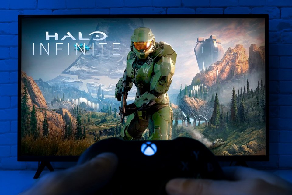 χειριστήριο Xbox μπροστά από οθόνη που παίζει το παιχνίδι Halo Infinite