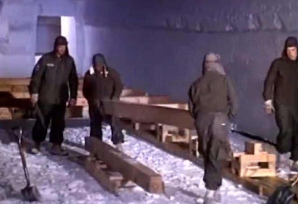 βίντεο δείχνει τους μηχανικούς του αμερικανικού στρατού στο εργοτάξιο να κατασκευάζουν την εγκατάσταση
