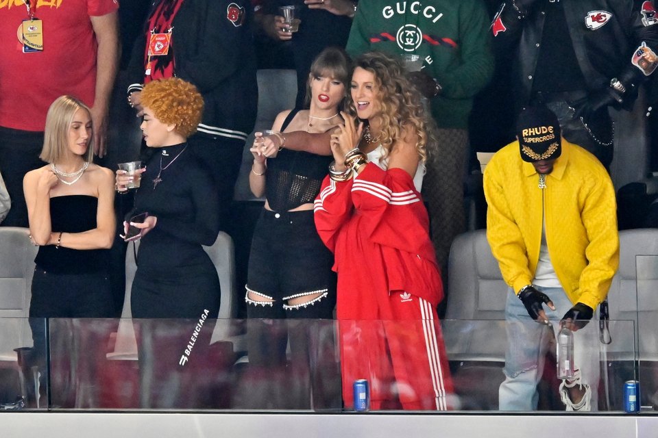 H Τέιλορ Σουίφτ με τις φίλες της στο Super Bowl