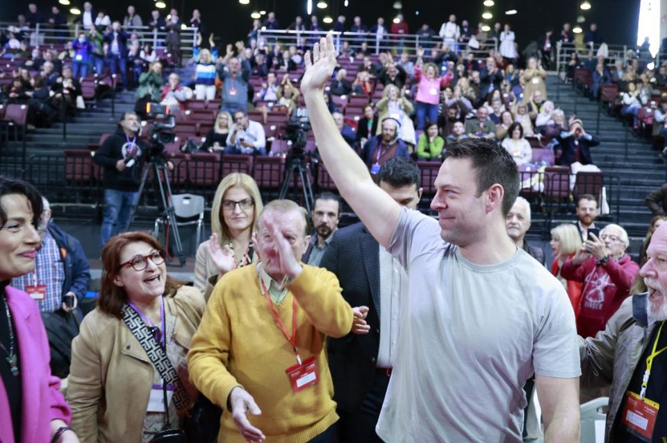 Εντάσεις, αψιμαχίες, φωνές αλλά και selfies, χαμόγελα, πηγαδάκια -Η 3η ημέρα του Συνεδρίου ΣΥΡΙΖΕ σε φωτό-βίντεο