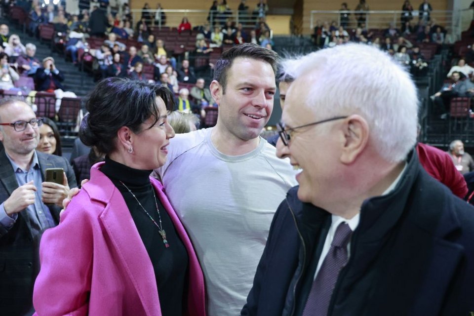 Εντάσεις, αψιμαχίες, φωνές αλλά και selfies, χαμόγελα, πηγαδάκια -Η 3η ημέρα του Συνεδρίου ΣΥΡΙΖΕ σε φωτό-βίντεο