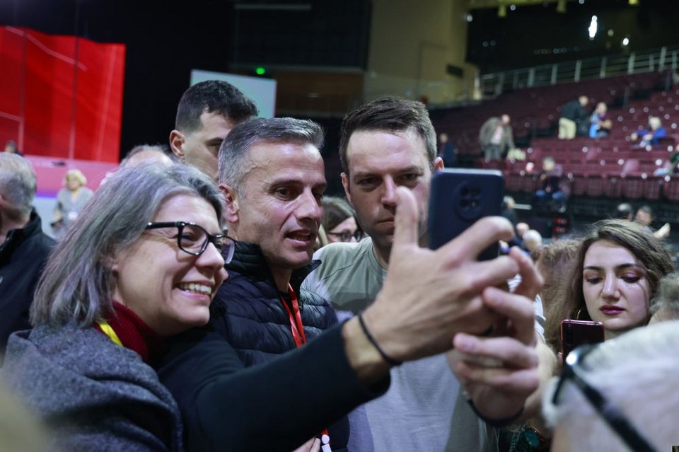 Εντάσεις, αψιμαχίες, φωνές αλλά και selfies, χαμόγελα, πηγαδάκια -Η 3η ημέρα του Συνεδρίου ΣΥΡΙΖΕ σε φωτό-βίντεο