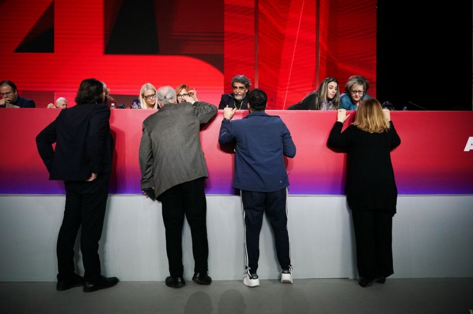 Εντάσεις, αψιμαχίες, φωνές αλλά και selfies, χαμόγελα, πηγαδάκια -Η 3η ημέρα του Συνεδρίου ΣΥΡΙΖΕ σε φωτό-βίντεο