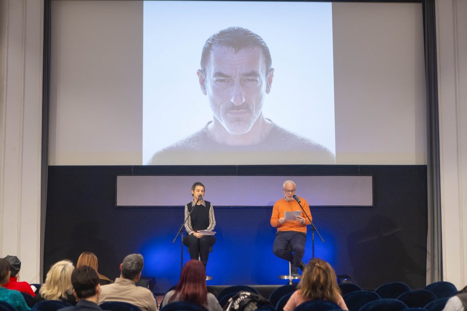 Η Ελίζ Ζαλαντό μιλάει για το αφιέρωμα στον Δημήτρη Παπαϊωάννου, κατά τη συνέντευξη Τύπου του Φεστιβάλ 