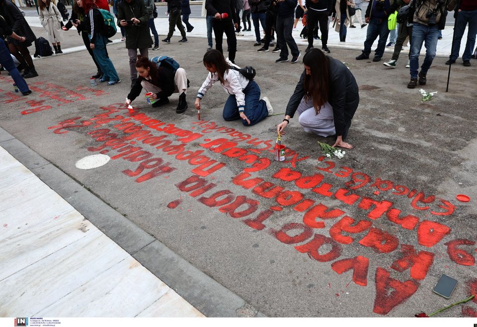 Φοιτητές ξαναγράφουν τα ονόματα των νεκρών των Τεμπών μπροστά από τον Αγνωστο Στρατιώτη [εικόνες]