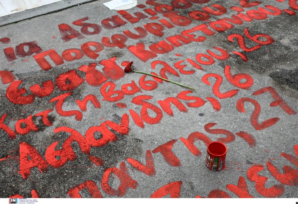 Φοιτητές ξαναγράφουν τα ονόματα των νεκρών των Τεμπών μπροστά από τον Αγνωστο Στρατιώτη [εικόνες]