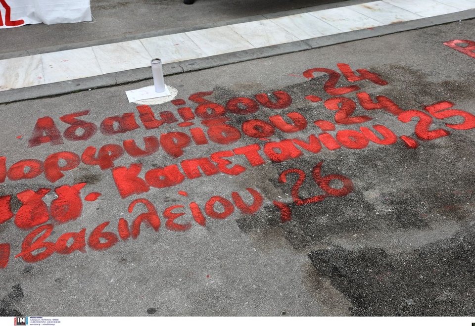 Φοιτητές ξαναγράφουν τα ονόματα των νεκρών των Τεμπών μπροστά από τον Αγνωστο Στρατιώτη [εικόνες]