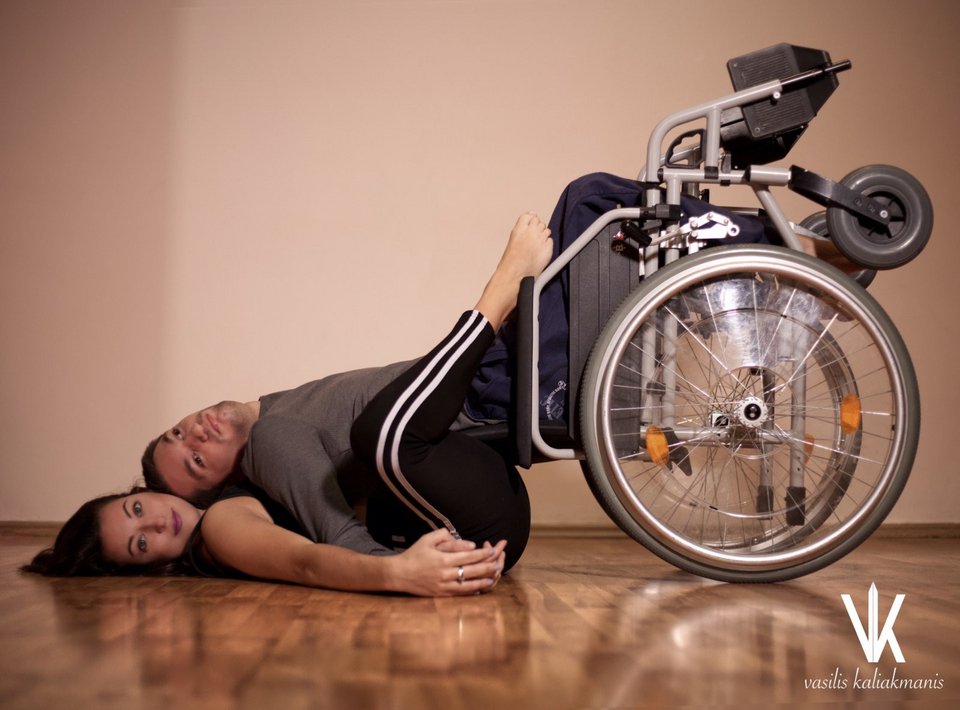 Η υπεύθυνη της thisability Creative Dance, Φιλίππα Ζώγα, με μαθητή της σχολής
