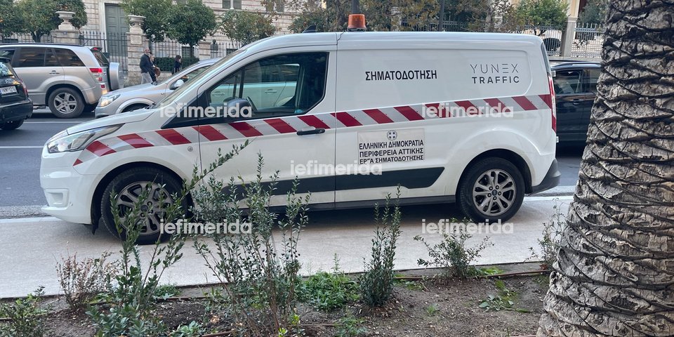 όχημα της σηματοδότησης σε σημείο τροχαίου στο κέντρο της Αθήνας