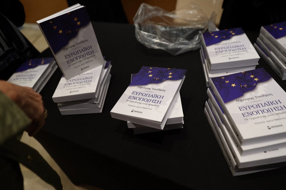 Το βιβλίο του Δ. Τσιόδρα -Φωτογραφία: ΓΙΑΝΝΗΣ ΠΑΝΑΓΟΠΟΥΛΟΣ/EUROKINISSI