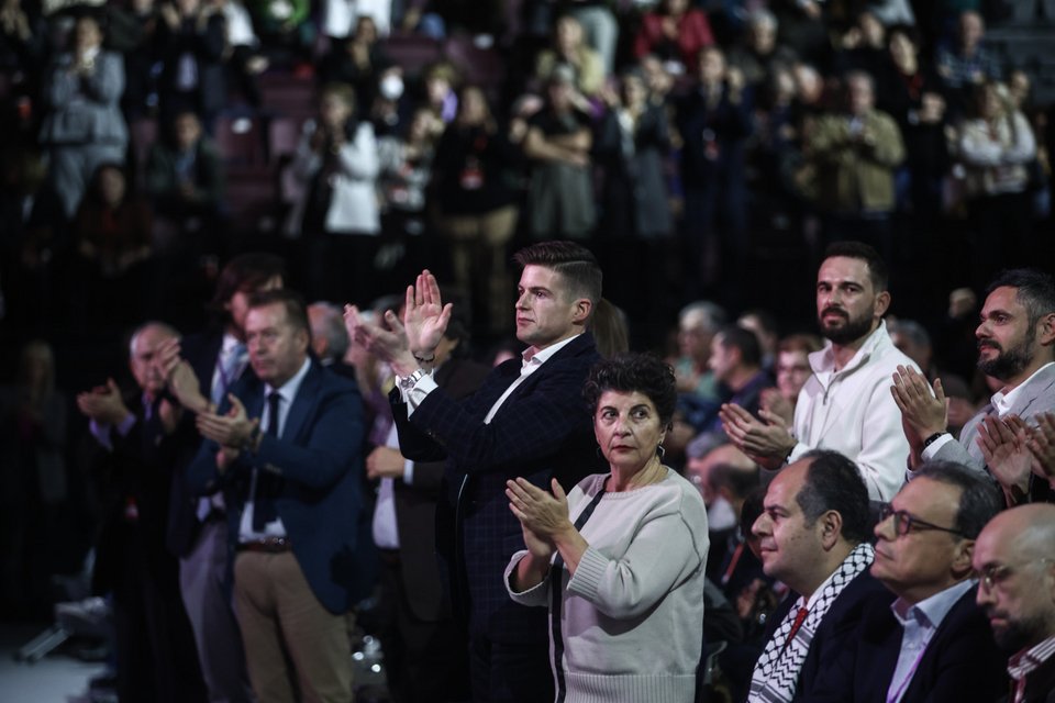 Ο Τάιλερ Μακμπέθ, ένθερμος υποστηρικτής του Στέφανου Κασσελάκη, χειροκροτεί θερμά από την πρώτη σειρά του Συνεδρίου, δίπλα στη βουλευτή Κυριακή Μάλαμα