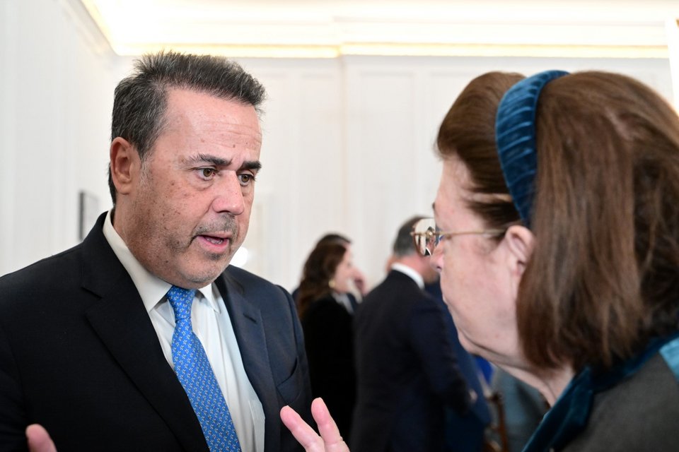 Ο υπουργός Επικρατείας Σταύρος Παπασταύρου και η αμετακίνητη από το 2019 υπουργός Πολιτισμού Λίνα Μενδώνη