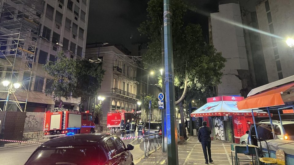 Αποκλεισμένη η Σταδίου στο σημείο όπου εξερράγη η βόμβα - Φωτογραφία: ertnews