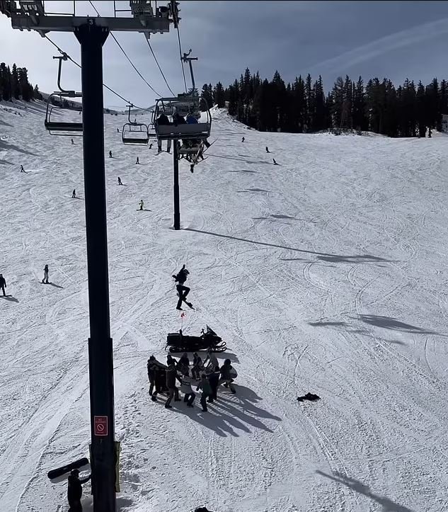 Η στιγμή της πτώσης- Από κάτω περιμένουν εθελοντές και εργαζόμενοι με ένα «δίχτυ επιβράδυνσης»