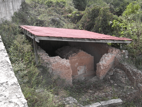 Άποψη του ταφικού θαλάμου - μαυσωλείου στο Φισκάρδο