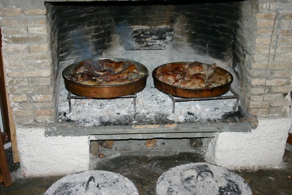 Οι γάστρες και τα καπάκια τους με τη θράκα στην ταβέρνα Η Βλάχικη Γάστρα - Γούλας στη Ροδόπολη / Φωτογραφία: Η Βλάχικη Γάστρα - Γούλας/Facebook