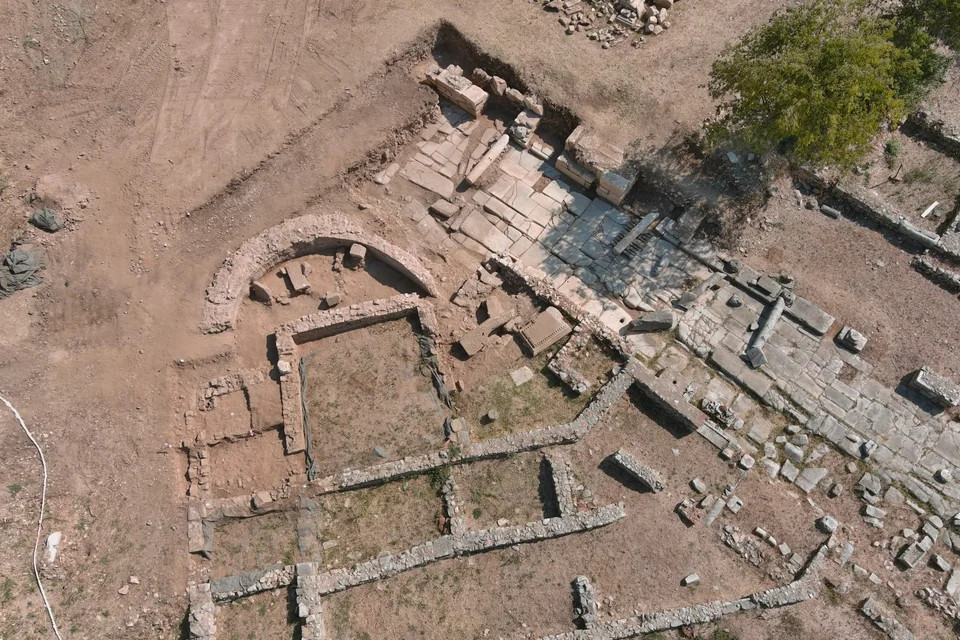 η νότια κύρια οδός (decumanus) και η πλατεία.