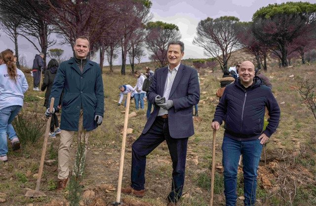 Ο Πρόεδρος και Διευθύνων Σύμβουλος της Παπαστρατος, κ. Γιώργος Μαργώνης , ο Υπουργός Περιβάλλοντος και Ενέργειας, κ. Θόδωρος Σκυλακάκης,ο Γενικός Διευθυντής Επικοινωνίας και Βιωσιμότητας της Παπατράτος, κ. Θέμης Χασιώτης