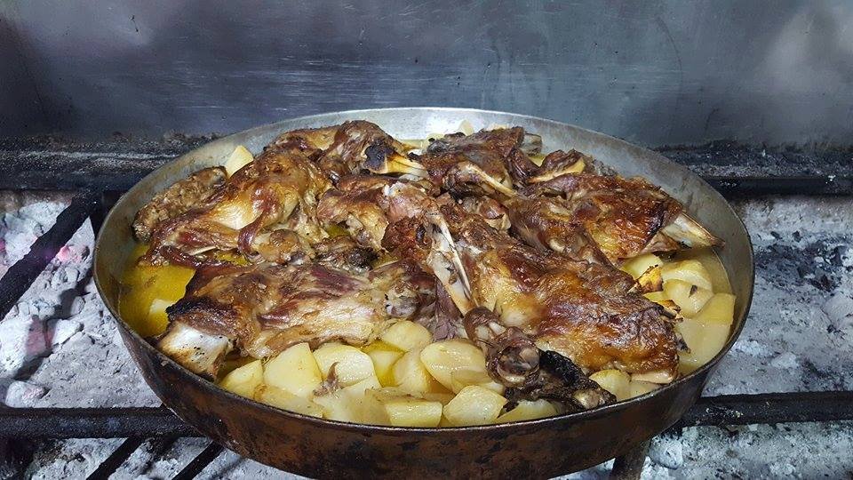 Κατσικάκι σδτη γάστρα στην ταβέρνα Πιπινιός στη Σταμάτα/ Φωτογραφία: Πιπινιός/Facebook