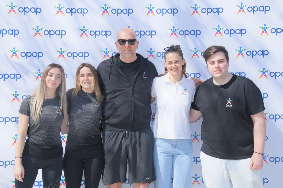Ο Διευθύνων Σύμβουλος του ΟΠΑΠ, Γιαν Κάρας, με τους ΟΠΑΠ Champions Σεμέλη Ζαρμακούπη, Σπυριδούλα Καρύδη, Κορίνα Πολίτη και Νάσο Βασαλάκη 