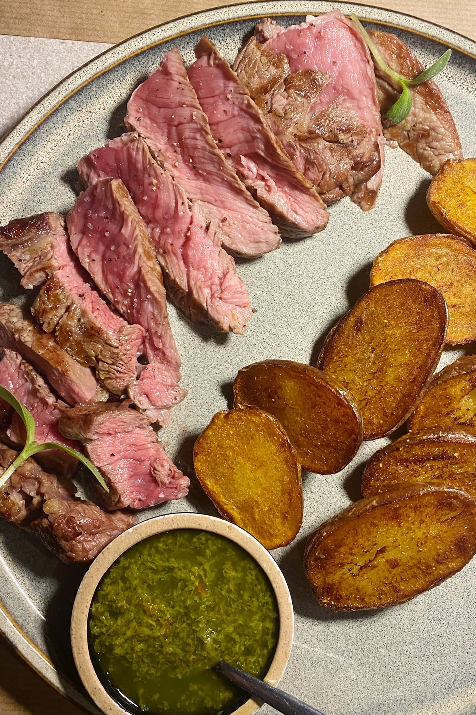 Το Rib-eye με baby πατάτες / Φωτογραφία: Μάνος Λειβαδάρος/iefimerida