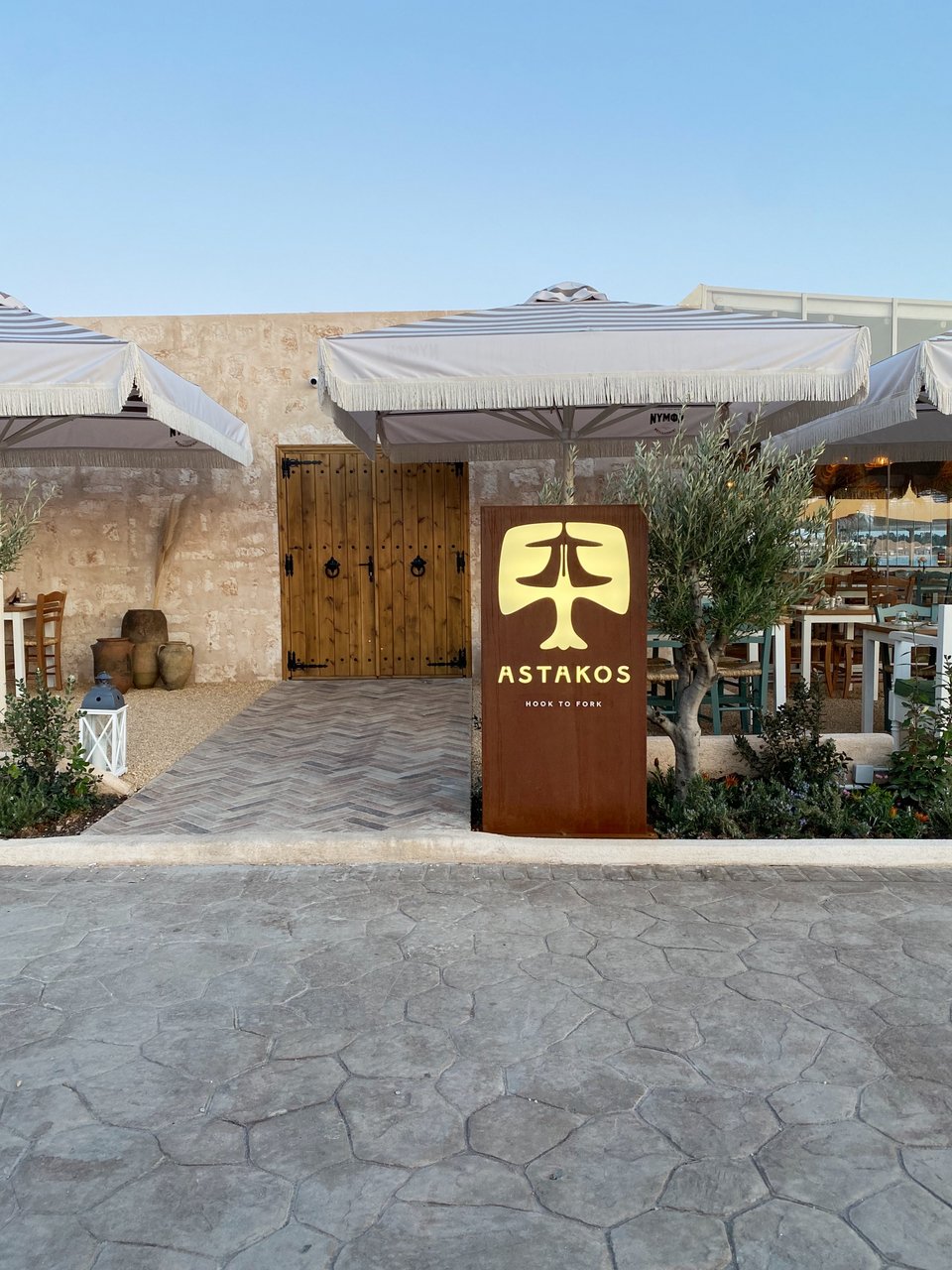 Η είσοδος του εστιατορίου Astakos στην Ιχθυόσκαλα Γλυφάδας (2η μαρίνα). 