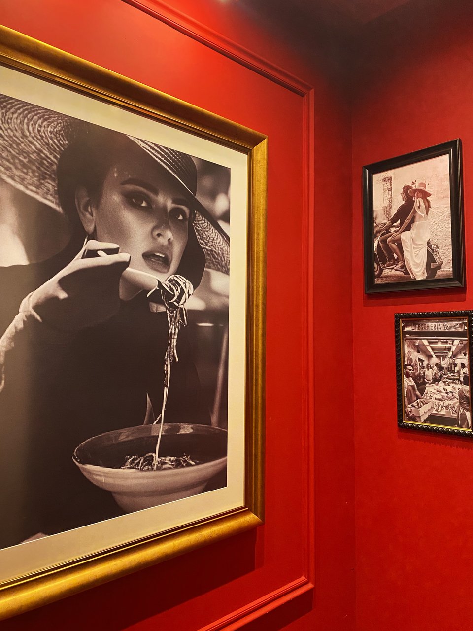 Κάδρα με φωτογραφίες που έχουν ιταλικό θέμα στολίζουν κάθε γωνιά / Φωτογραφία: Μάνος Λειβαδάρος/iefimerida