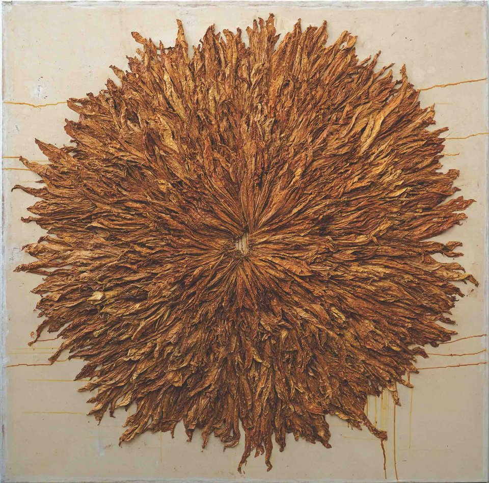 Πάνος Χαραλάμπους, Ήλιος, 1998, μικτή τεχνική, φύλλα καπνού πάνω σε καμβά. Παραχώρηση της CITRONNE Gallery (Φωτογραφία: Αλεξάνδρα Μασμανίδη)