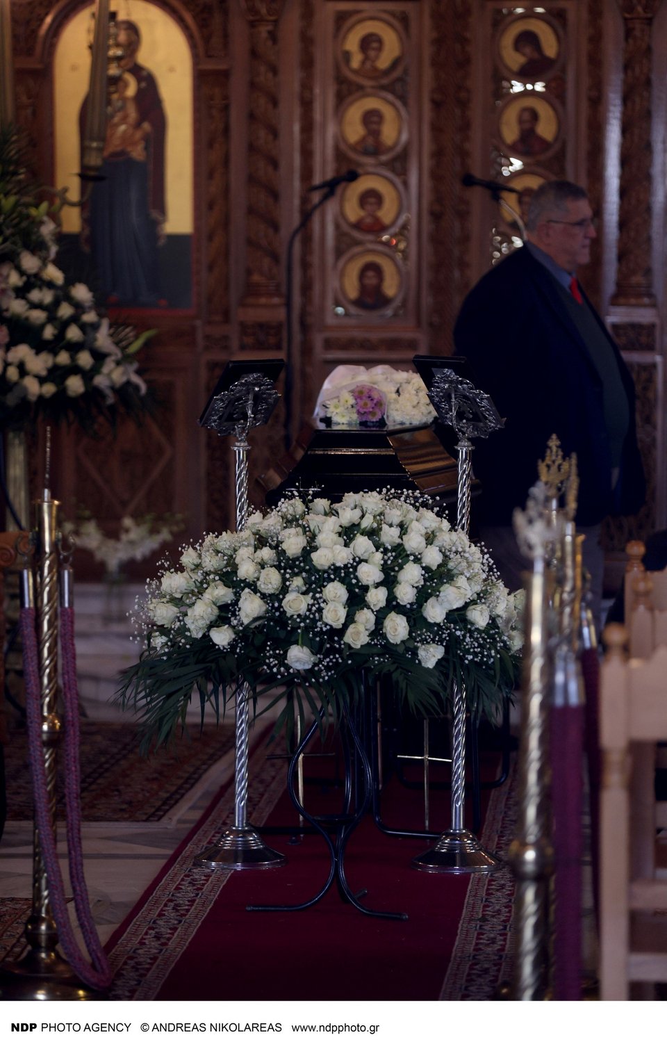 Σε κλίμα συγκίνησης αυτή την ώρα το τελευταίο αντίο στον σπουδαίο ηθοποιό Ηλία Λογοθέτη.