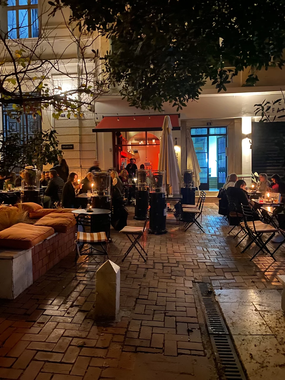 To Glug Glug έχει τραπεζάκια στον πεζόδρομο της Πλατείας Καρύτση / Φωτογραφία: Μάνος Λειβαδάρος/iefimerida