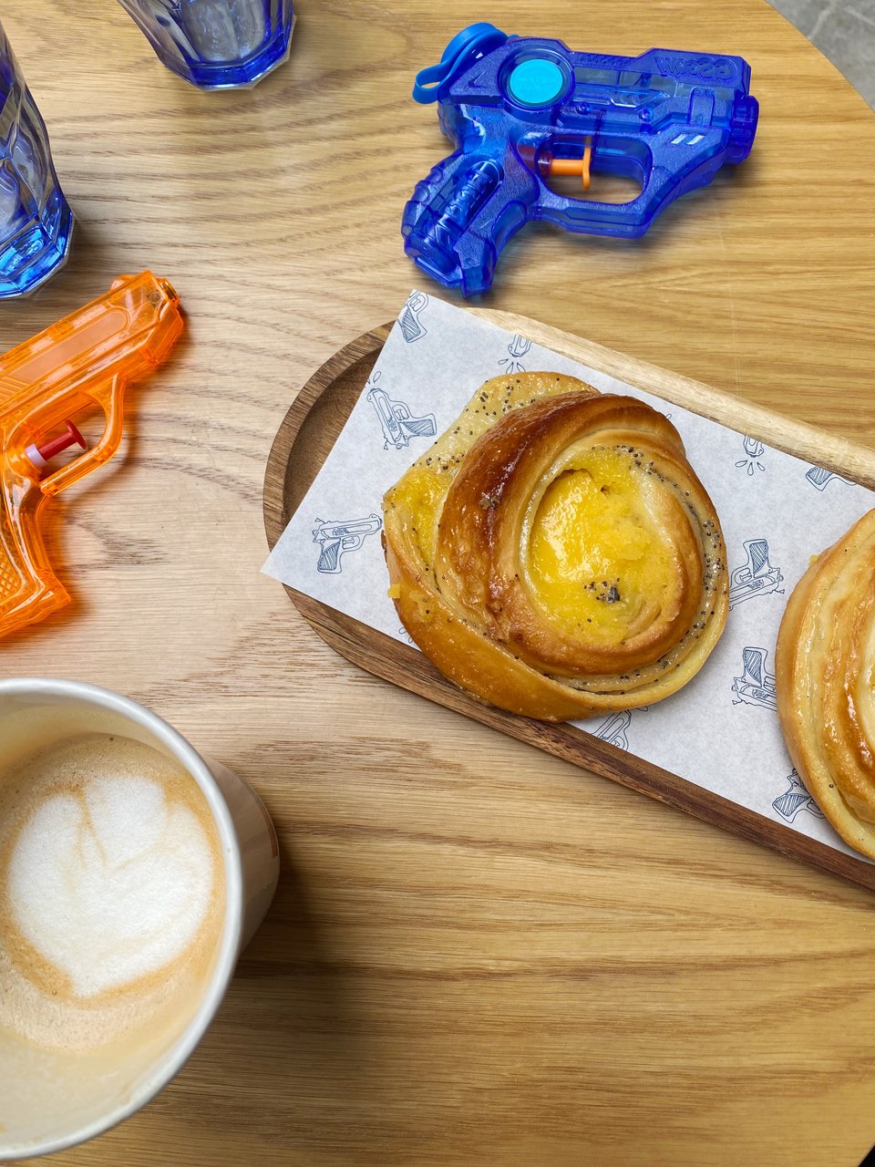 Τα νεροίστολα υπάρχουν σε κάθε τραπέζι / Φωτογραφία: Μάνος Λειβαδάρος/iefimerida