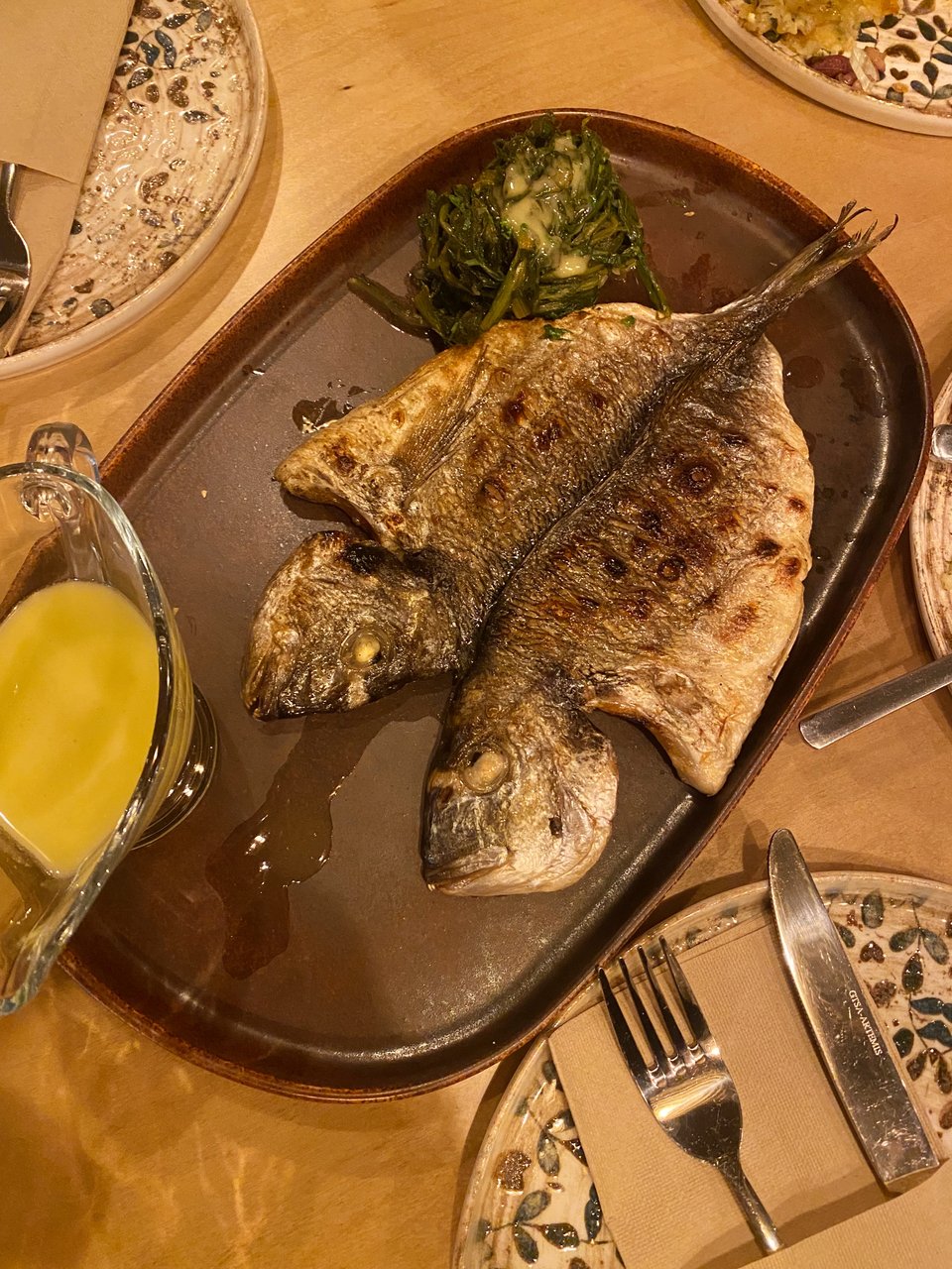 Τσιπούρα πετάλι με χόρτα και αυγολέμονο.