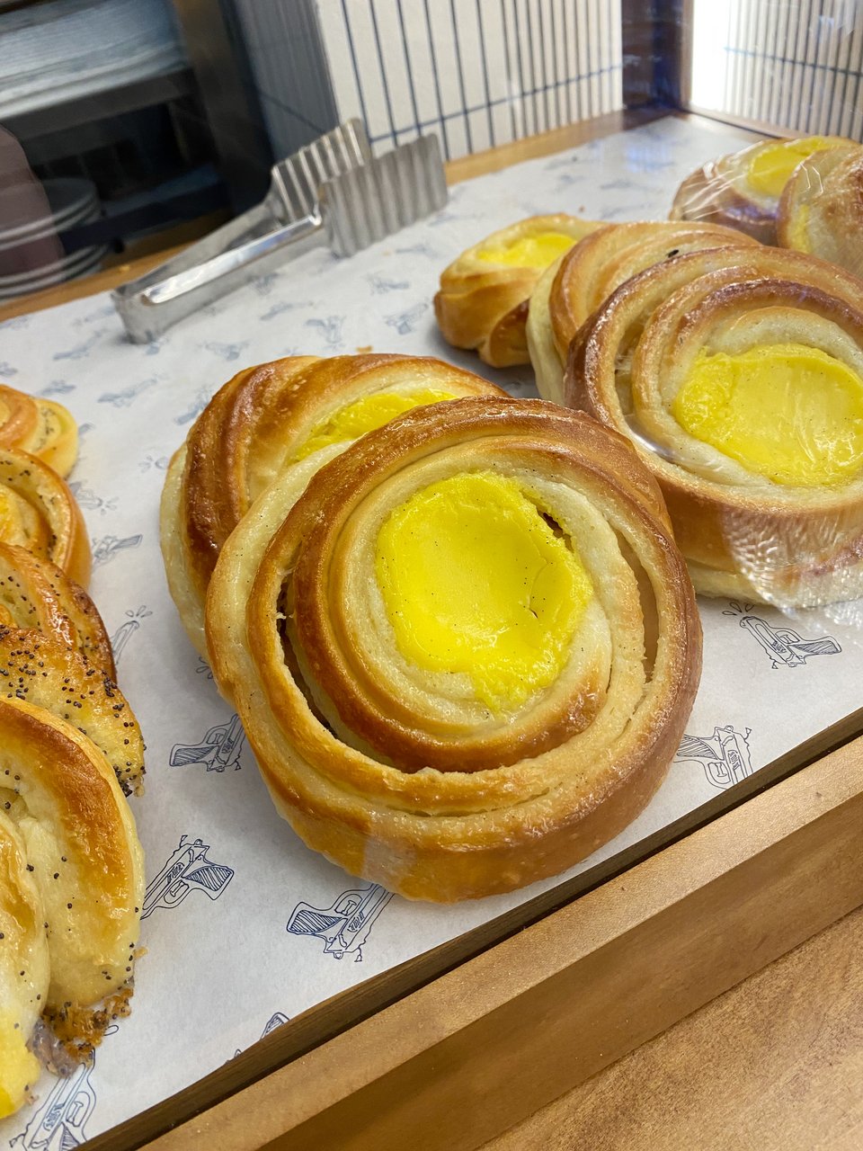 Tα bun λεμονιού και βανίλιας είναι το signature γλυκό της Γεωργιάννας Φοντριέ / Φωτογραφία: Μάνος Λειβαδάρος/iefimerida